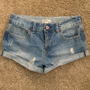 Light wash shorty shorts
